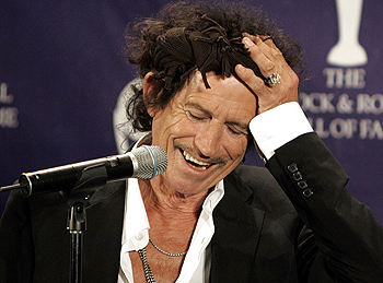 Гитарист Rolling Stones признался, что нюхал прах отца с кокаином