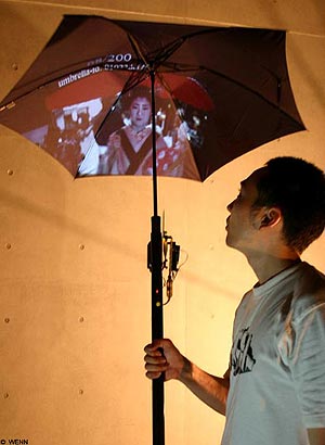 Изобретен зонтик с интернетом и GPS