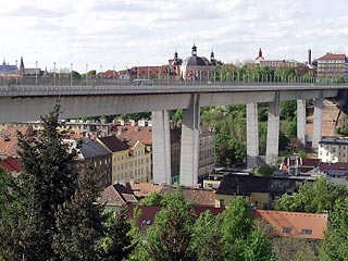 Пражский "мост самоубийц" станет скользким