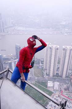 С 87-этажного шанхайского небоскреба сняли "человека-паука"