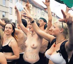 В Германии девушки разделись в знак протеста (ФОТО)