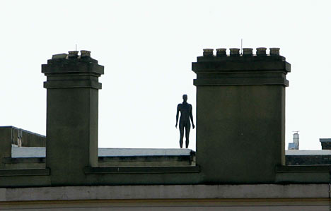 Лондонские крыши оккупировали голые мужчины (ФОТО)