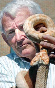 Умерла знаменитая двухголовая змея по кличке "Ви"