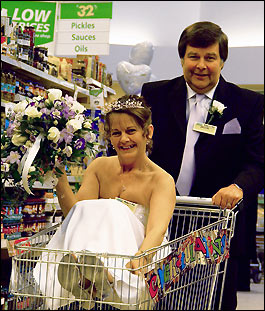 Самые эксцентричные свадьбы: в воздухе, под водой, в супермаркете