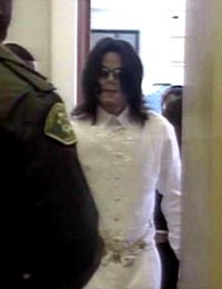 Майкл Джексон заплатит $256 тыс. за защиту по делу о растлении детей