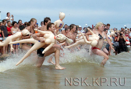 В Новосибирске прошел заплыв на резиновых женщинах (ФОТО)