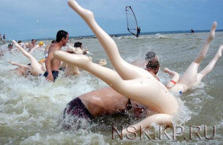 В Новосибирске прошел заплыв на резиновых женщинах (ФОТО)