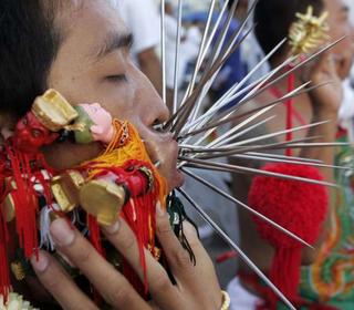 На фестивале в Таиланде показали брутальный пирсинг (ФОТО)
