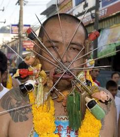 На фестивале в Таиланде показали брутальный пирсинг (ФОТО)