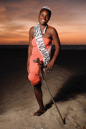 В Анголе проходит конкурс красоты "Мисс противопехотная мина"