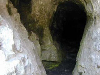 Иранец 46 лет прожил в пещере после смерти любимой