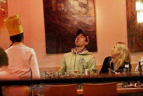 Курникова и Иглесиас устроили веселую игру в суши-баре (ФОТО)