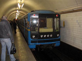 В киевском метро ввели должность трамбовщика людей