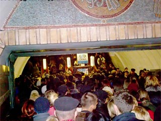 В киевском метро ввели должность трамбовщика людей