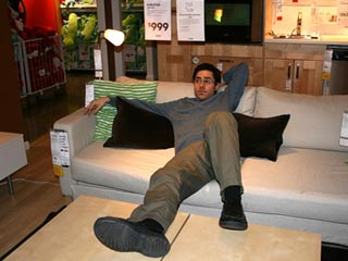Бездомный актер и продюсер переехал жить в IKEA (ФОТО)