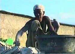 Жители Гаити едят лепешки из грязи и маргарина