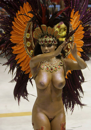 Королеву карнавала в Рио наказали за демонстрацию гениталий