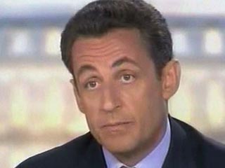 Саркози подал в суд за сообщение о том, что он просил вернуться экс-жену