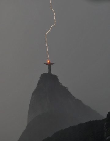 Молния поразила знаменитую статую Христа в Бразилии