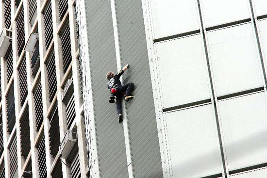 "Человек-паук" со второй попытки покорил бразильский небоскреб (ФОТО)