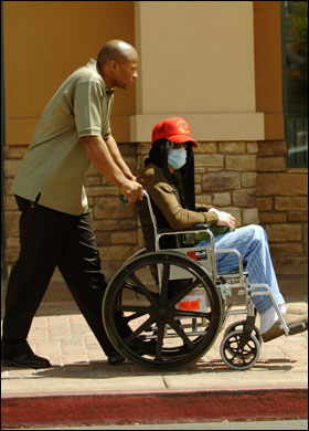 Майкл Джексон так ослабел, что не встает с инвалидного кресла