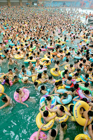 Самый переполненный в мире бассейн: как китайцы спасаются от зноя