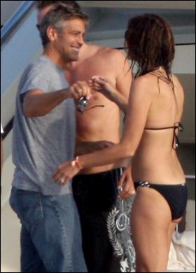 Джордж Клуни расслабился на яхте Синди Кроуфорд