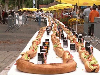 Мексиканцы сделали самый длинный сэндвич в Латинской Америке - 44 метра
