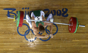 Шокирующие кадры с Олимпиады: штанга упала на атлета во время выступления