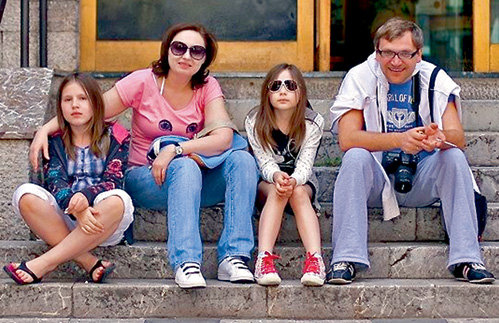 Вадим с женой Еленой и дочками Полиной и Агатой