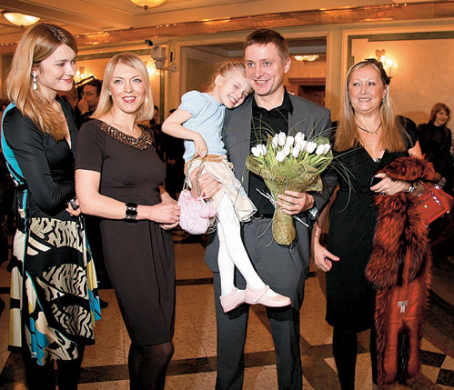 Сын Никиты Сергеевича - Артём с мамой Татьяной (справа), дочерью Наташей, женой Дарьей и сестрой Надеждой (крайняя слева)