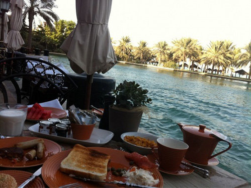 Скромный завтрак телеведущей с видом на Персидский залив