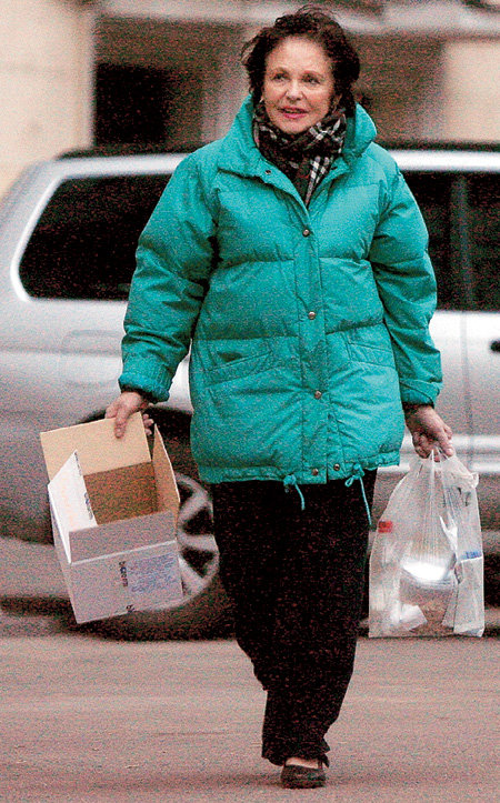 Каждое утро кинозвезда выходит на улицу с пакетом снеди для бездомных мурок