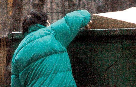 «Тарелки» для пушистиков Наталья Николаевна ищет в мусорном баке...