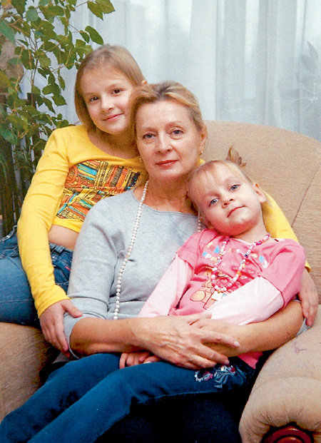 Кинозвезда с внучками 4-летней Настей и 10-летней Полиной