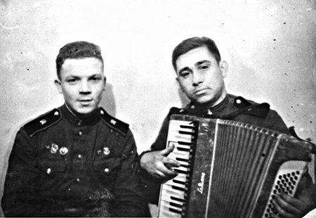 После окончания Киевского музыкального училища по классу гобоя Светина призвали в армию, где он развлекал однополчан игрой на аккордеоне