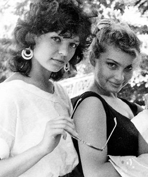 Однокурсницы звезды - Лариса БЕЛОБРОВА и Оксана ЯКУШ - тоже были девушками видными (Из архива Оксаны ЯКУШ)