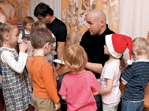 Макс попросил, чтобы дети дали ему автографы