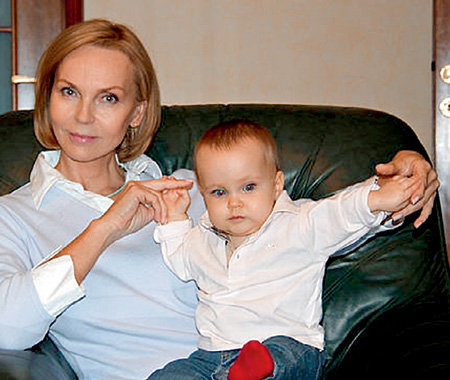 Татьяна РОМАШИНА с годовалой внучкой Полей видится редко (фото odnoklassniki.ru)