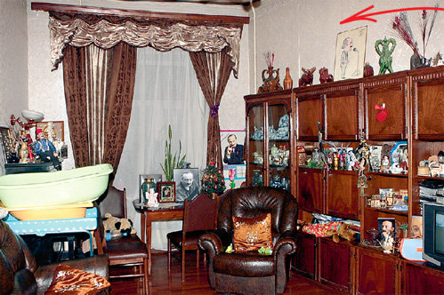 В гостиной квартиры ПОЛИЦЕЙМАКО всюду портреты его знаменитого отца