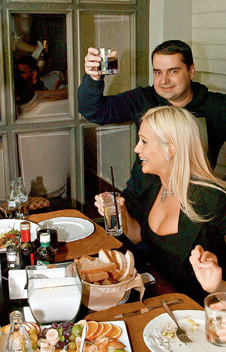 «Мисс Россия-2003» Виктория ЛОПЫРЁВА и Артём СОКОЛОВ предпочитали закускам выпивку
