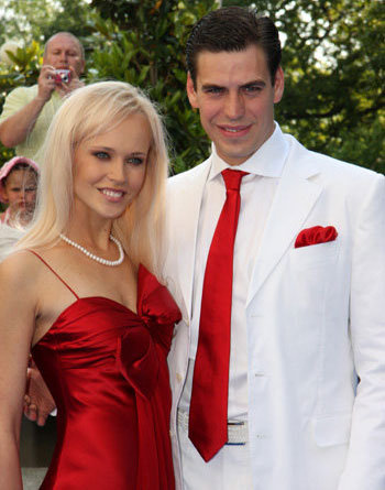 Татьяна с Дмитрием на открытии «Кинотавра-2009»: тогда супруга актёра закрывала высокий лоб симпатичной чёлкой (Фото Ларисы Кудрявцевой)