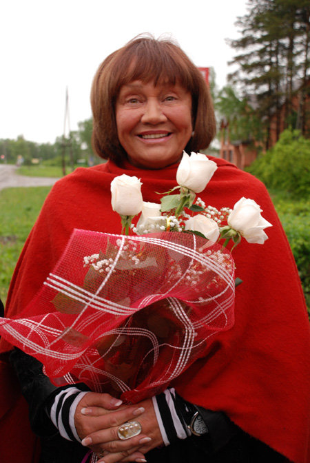 Цветы - лучший подарок для женщины (фото Бориса КРЕМЕРА)