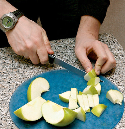 3. Удалить из яблок сердцевину, нарезать небольшими дольками