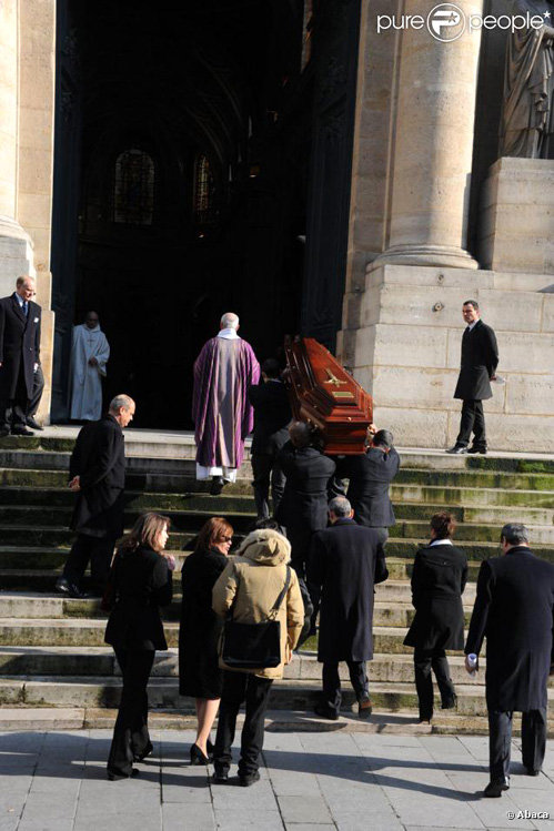 Гроб с телом покойной вносят в церковь Сент-Рош