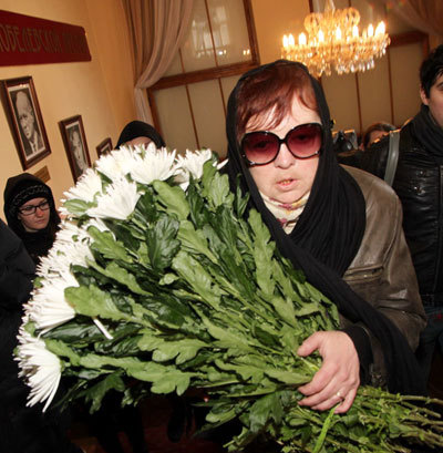 Дочь Людмилы ГУРЧЕНКО Мария принесла матери огромный букет хризантем (фото Бориса Кудрявова)