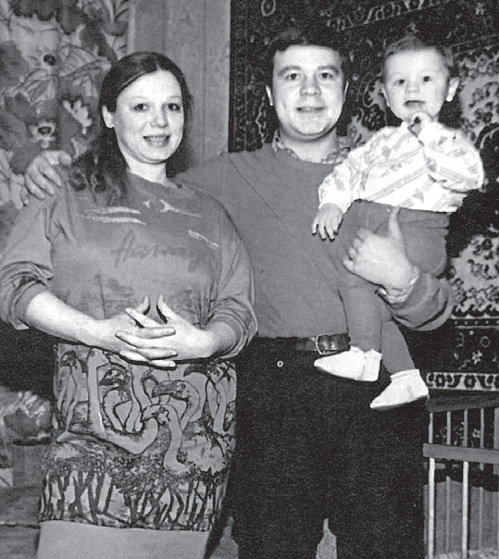 СЕЛИН скучает по тем временам, когда жил небогато, но счастливо (на фото с бывшей женой Ларисой и сыном Прохором, конец 80-х гг.)