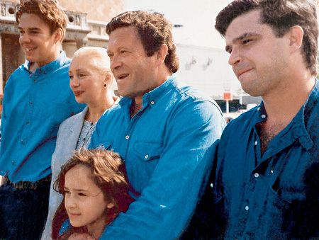 МАРТИРОСЯН и ВАСИЛЬЕВА с детьми: её сын Филипп, их совместная дочь Лиза и его сын Дмитрий (1995 год)