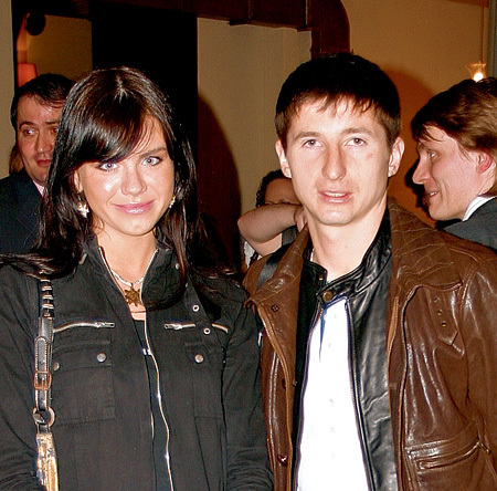 Евгений АЛДОНИН тоже особо не тужит в отсутствии жены. На фото он с молоденькой певицей Светланой ГОРШКОВОЙ...
