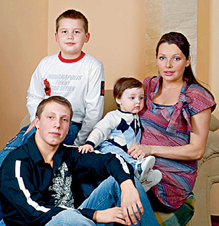 Наталья и её мальчики: Антон, Артём и Никита (фото keng.ru)